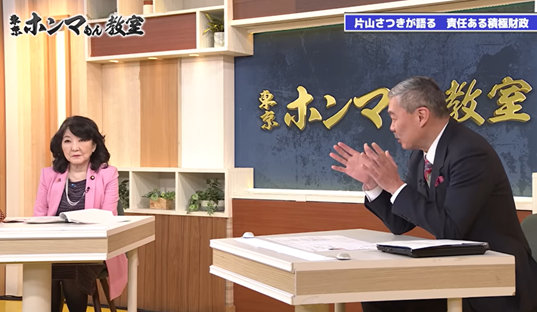 人, テーブル, 男, 屋内 が含まれている画像AI 生成コンテンツは誤りを含む可能性があります。