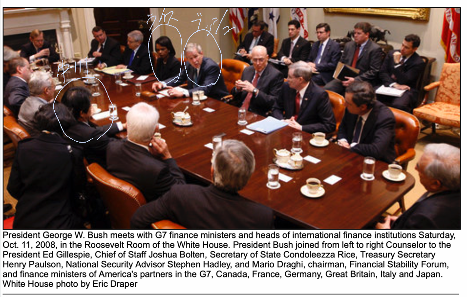 テーブルの周りに集まっている人々低い精度で自動的に生成された説明