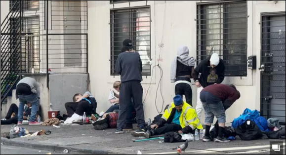 建物, 道路, 屋外, 人 が含まれている画像AI 生成コンテンツは誤りを含む可能性があります。