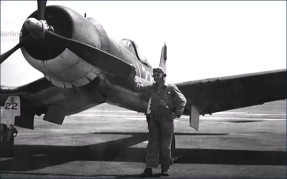 飛行機の前に立っている男性の白黒写真AI 生成コンテンツは誤りを含む可能性があります。