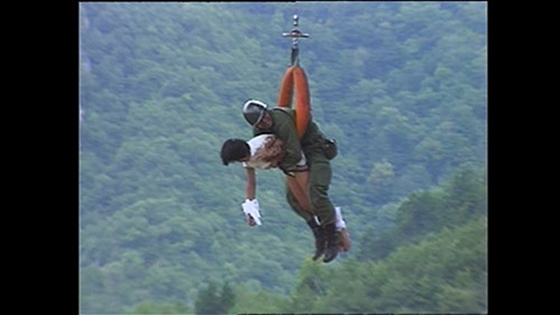 ジャンプする男性AI 生成コンテンツは誤りを含む可能性があります。